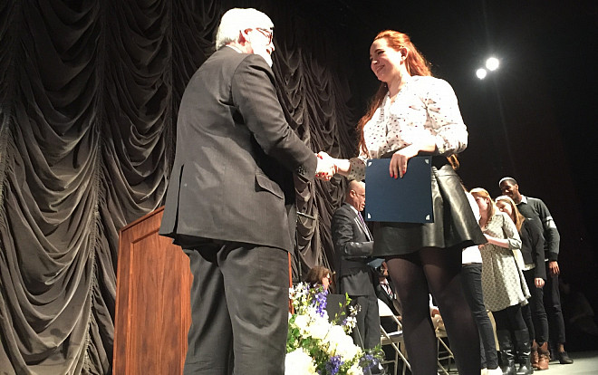 Michelle Umpierrez receives the Certificate in the Neuroscience Minor at the Senior Awards Ceremony.